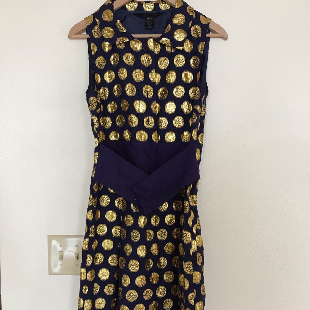 Sleeveless dress with collar